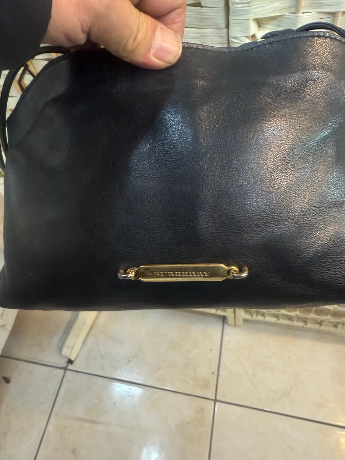 정품 버버리 리틀 크러쉬 버킷 크로스백 팝니다 상품이미지2