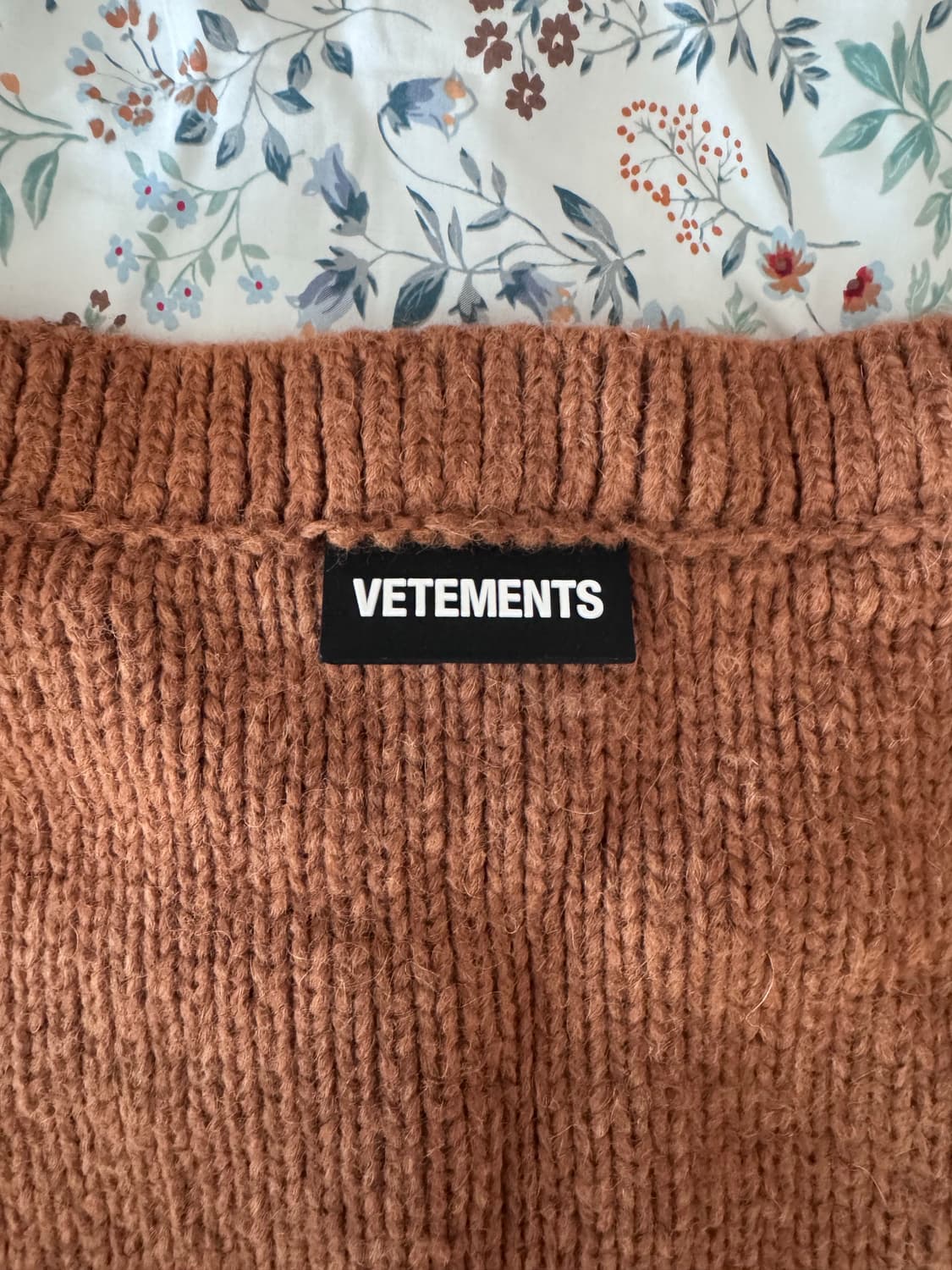 Vetements 베트멍 보석 디테일 버튼 카멜 가디건 (루비버튼 손실) 상품이미지1