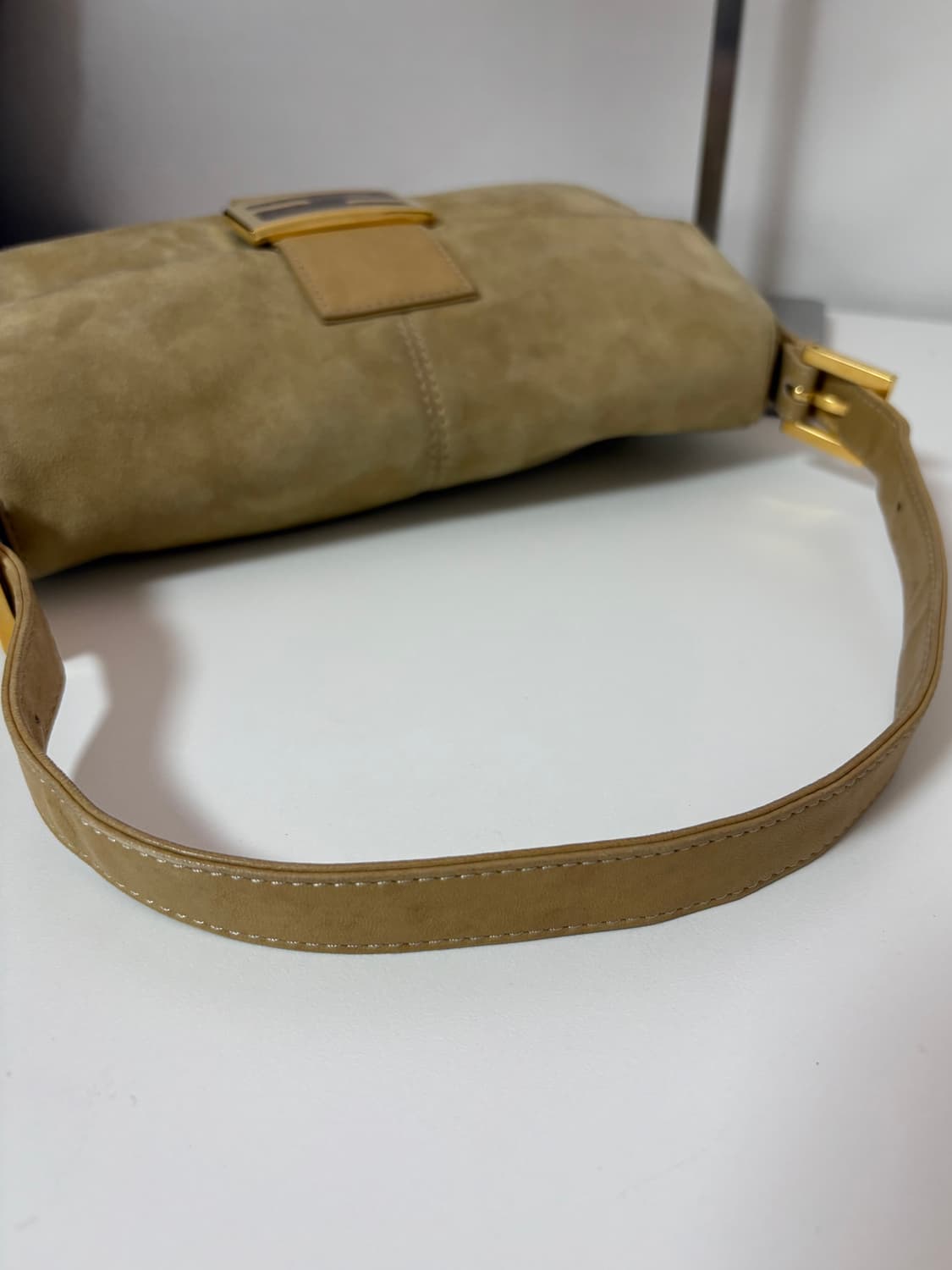 펜디 스웨이드 바게트백 베이지 상품이미지7