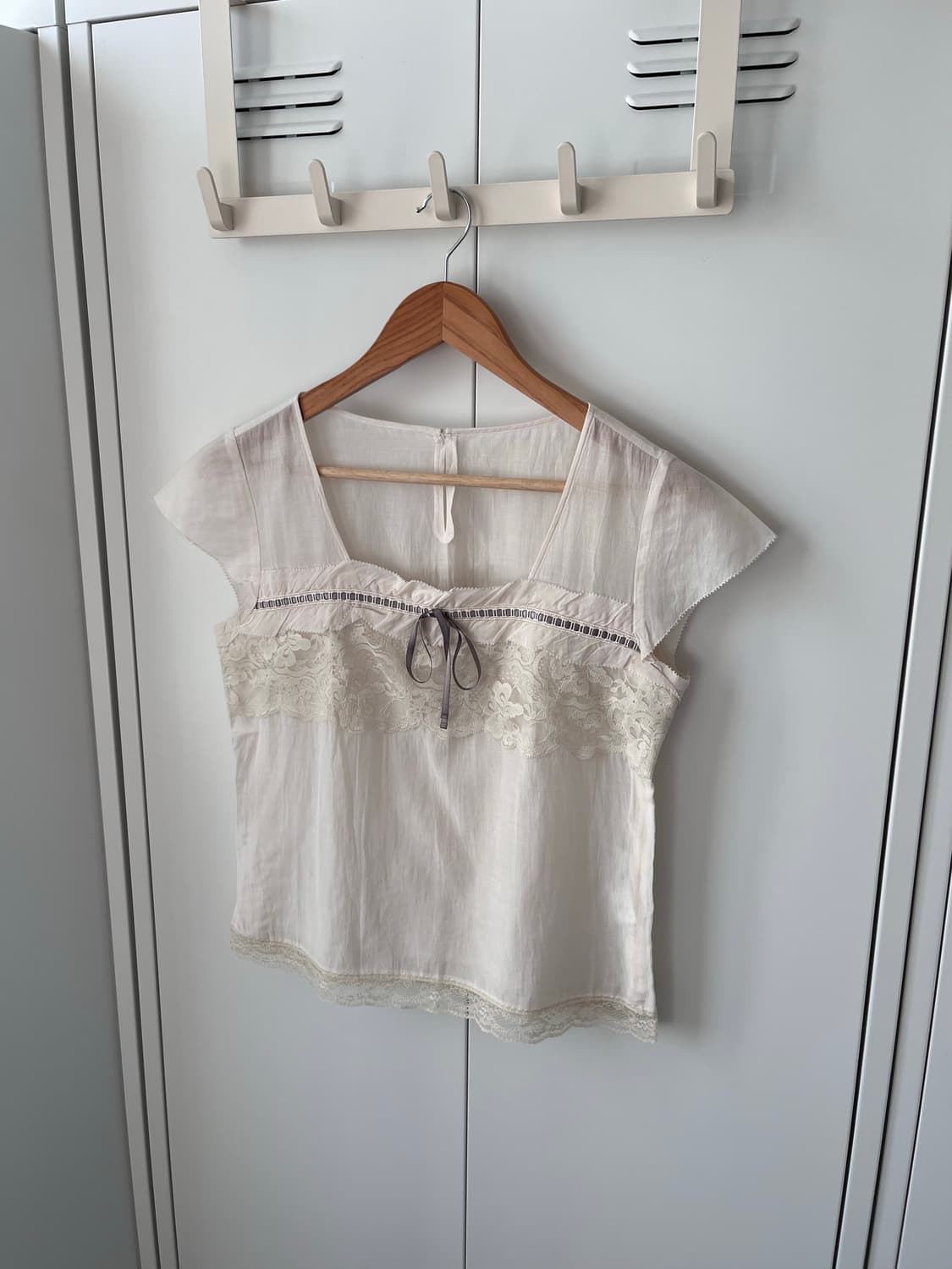 C.aujard 레이스 리본 캡소매 블라우스 상품이미지1