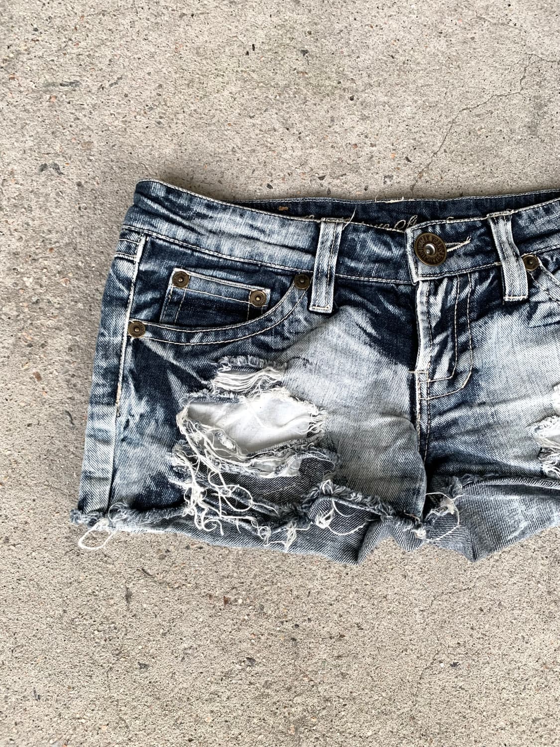 Stone washed distressed shorts  상품이미지2