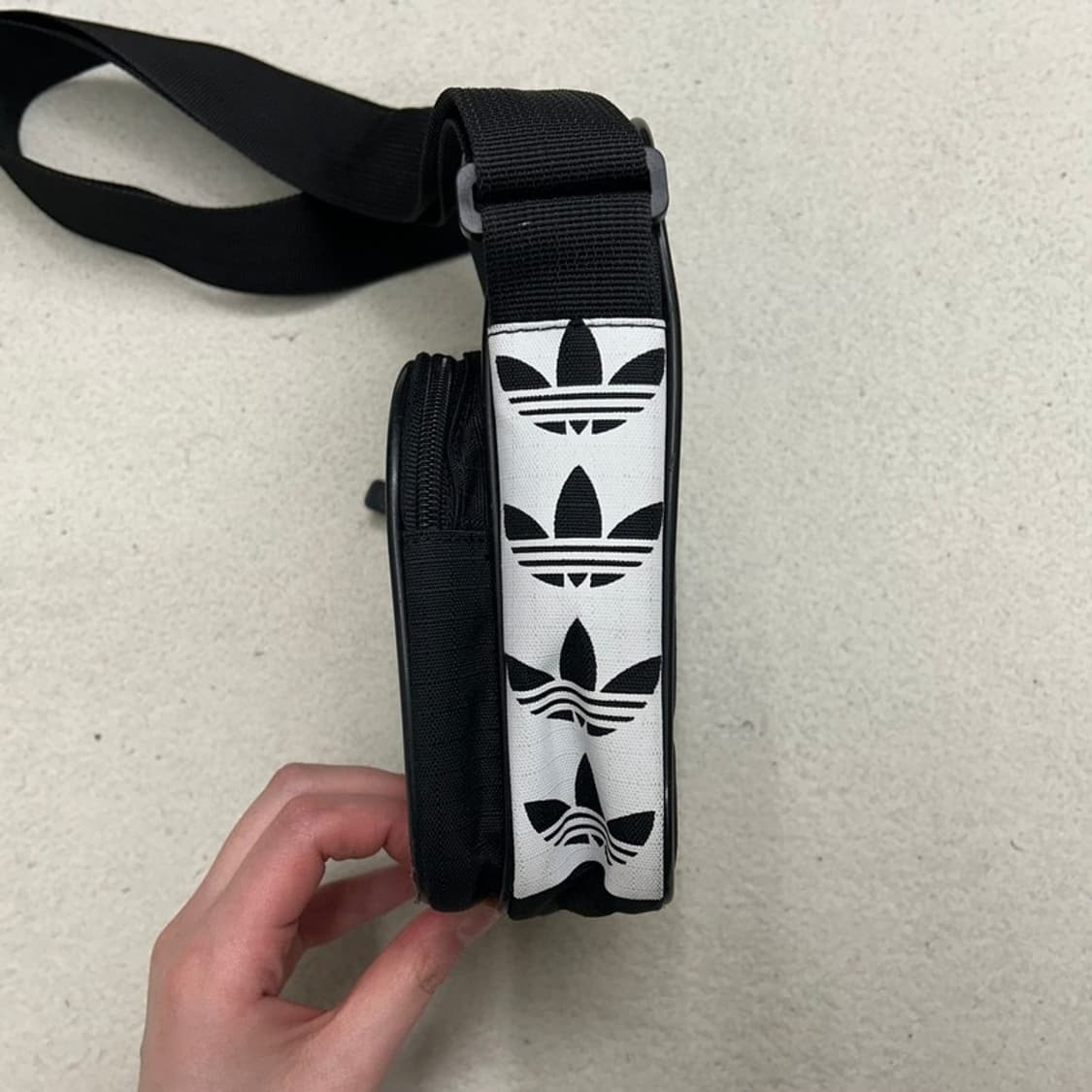 아디다스 트레포일 미니 크로스백 블랙 상품이미지3