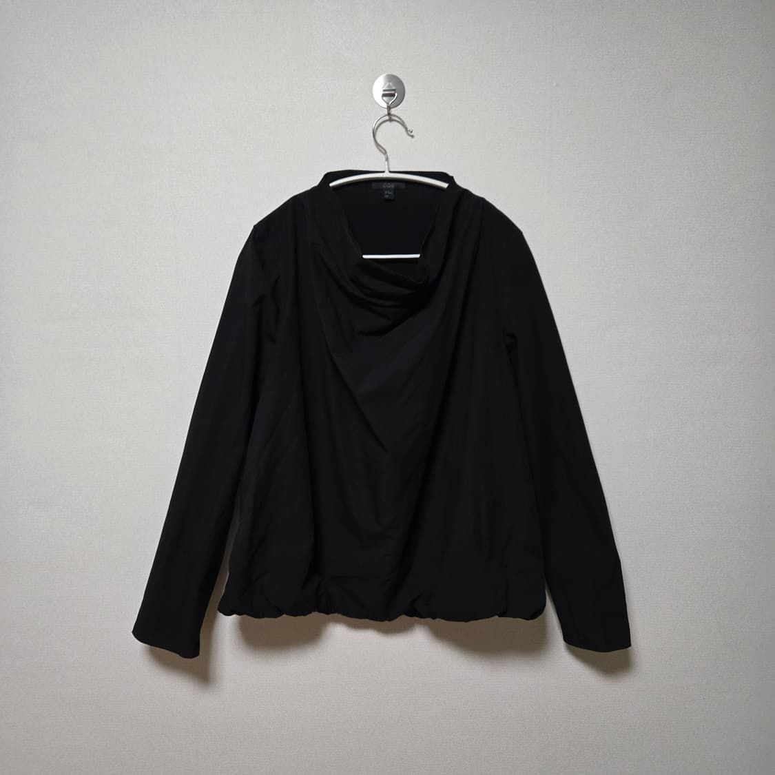 코스 드레이프 넥 블라우스  상품이미지3