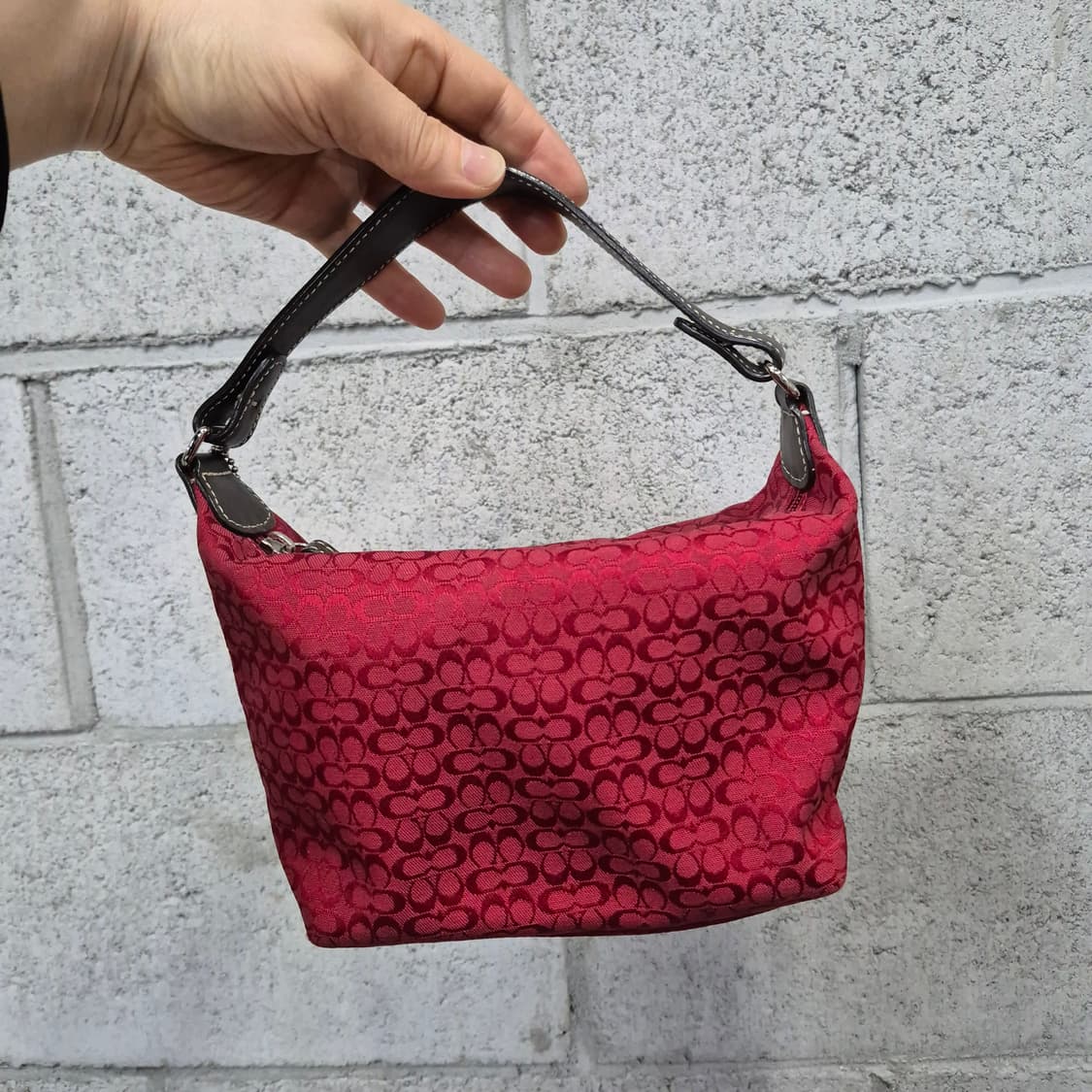 코치 미니 시그니처 파우치백 상품이미지3