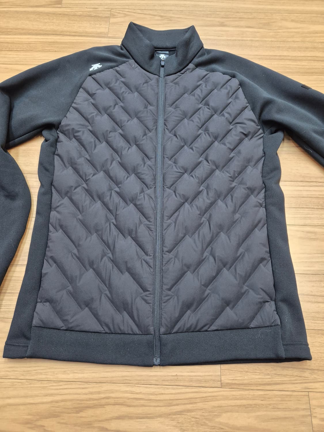 블랙 색상의 데상트 남성 경량 패딩입니다. 스타일 번호는 SO423TKT 상품이미지1