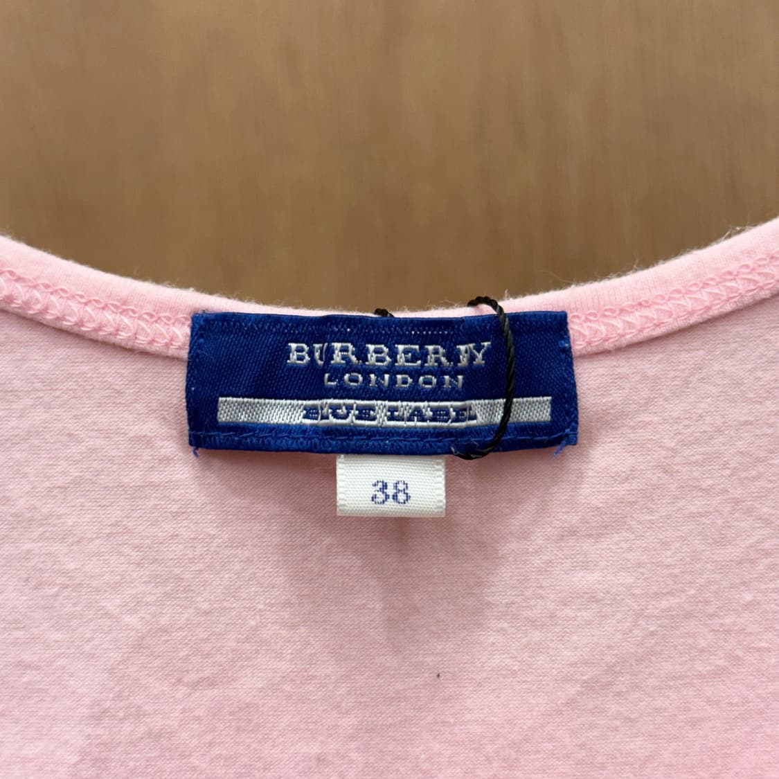 버버리 런던 블루 라벨 슬리브리스 민소매 티셔츠 하트 자수 디테일 핑크 상품이미지7