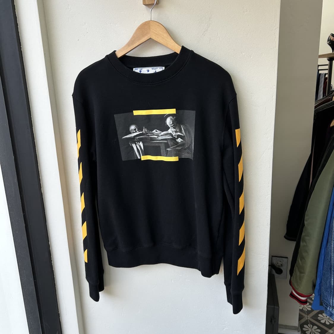 16645 - 오프화이트 카라바지오 페인팅 맨투맨 상품이미지2