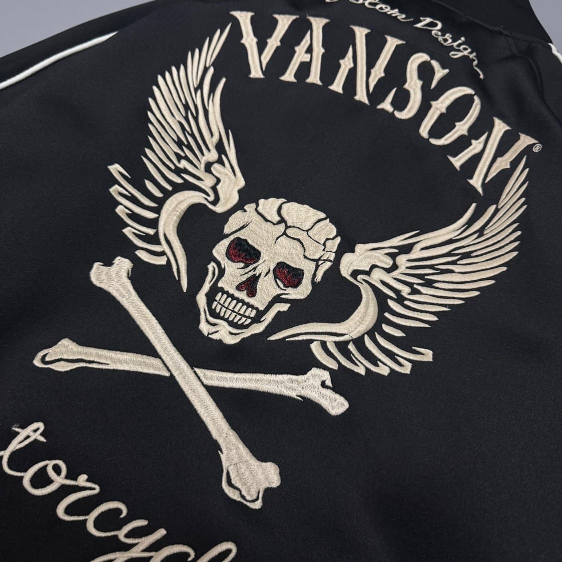 VANSON 블랙컬러 스컬 본 양면 자수로고 파이핑 트랙탑 자켓 상품이미지6