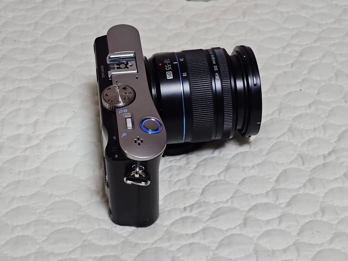 삼성 NX100 미러리스 카메라와 18-55mm 렌즈 상품이미지8