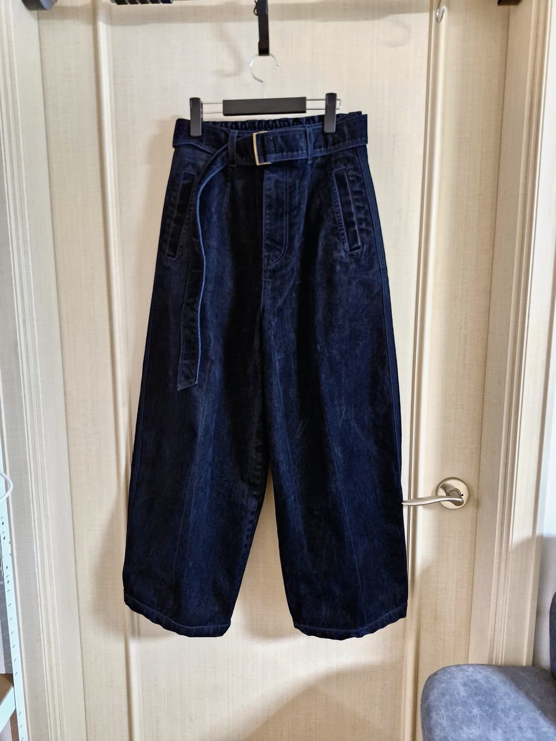 송지오 옴므 벨벳 커브 와이드 벨티드 데님 팬츠 네이비 상품이미지1