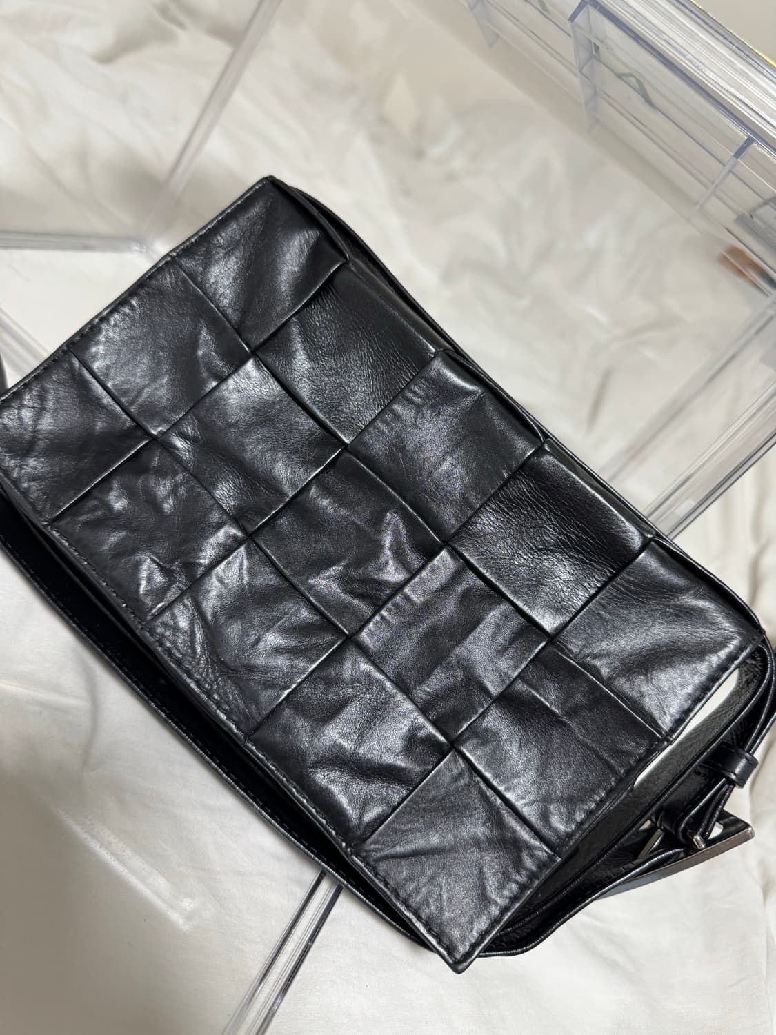 보테가 베네타 카세트백 유광레더 블랙 상품이미지2