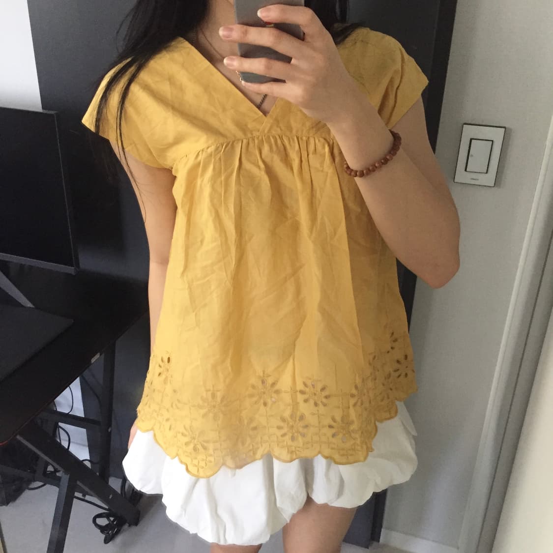 몽글 모리걸 플라워 펀칭 슬리브리스 블라우스 상품이미지2