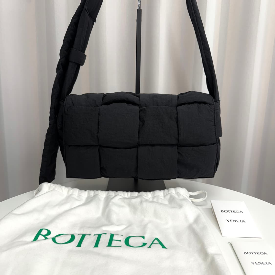 [정품] 보테가베네타 패딩 테크 카세트백 블랙 상품이미지1