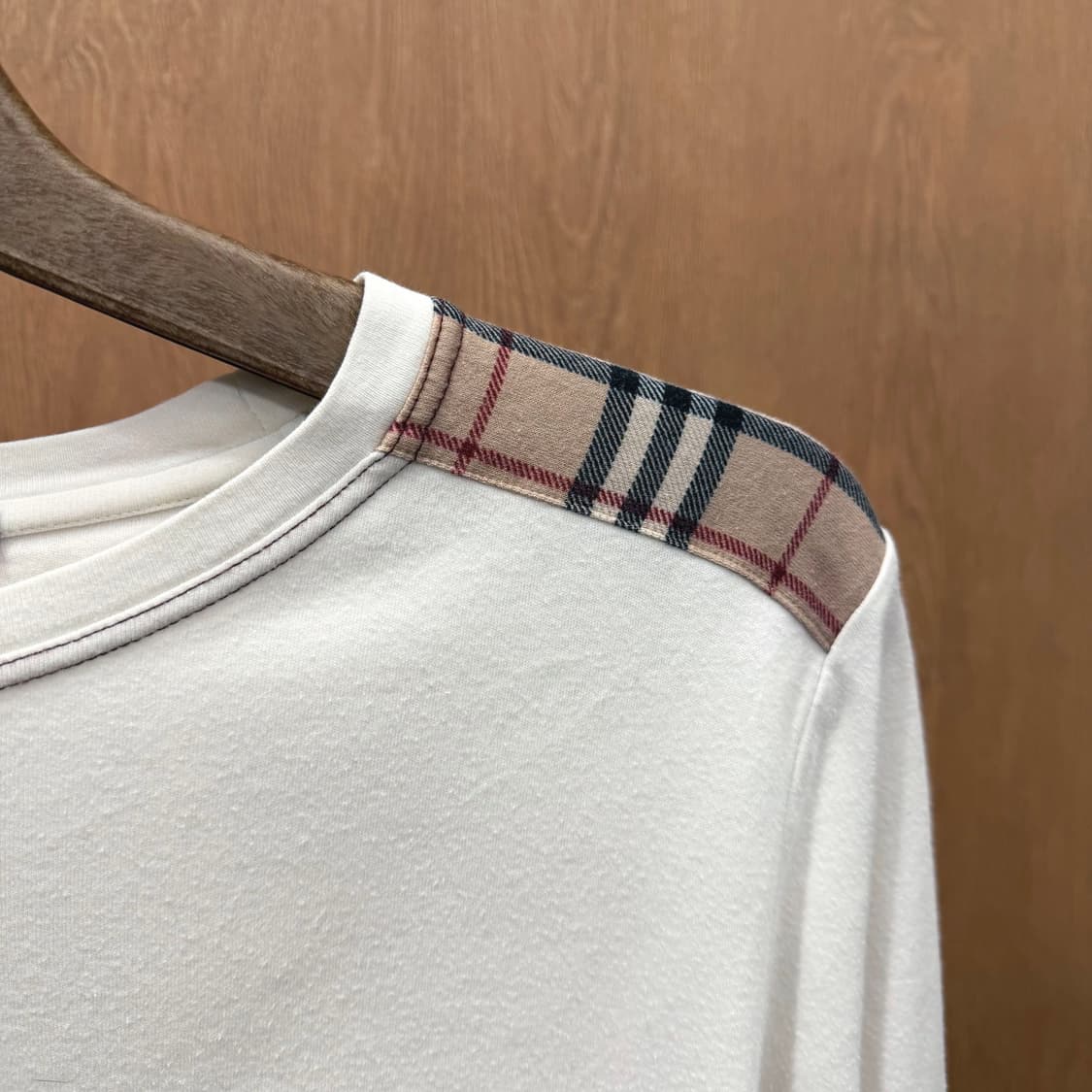 버버리 블랙 라벨 라운드넥 티셔츠 로고 자수 체크 배색 디테일 아이보리 상품이미지6