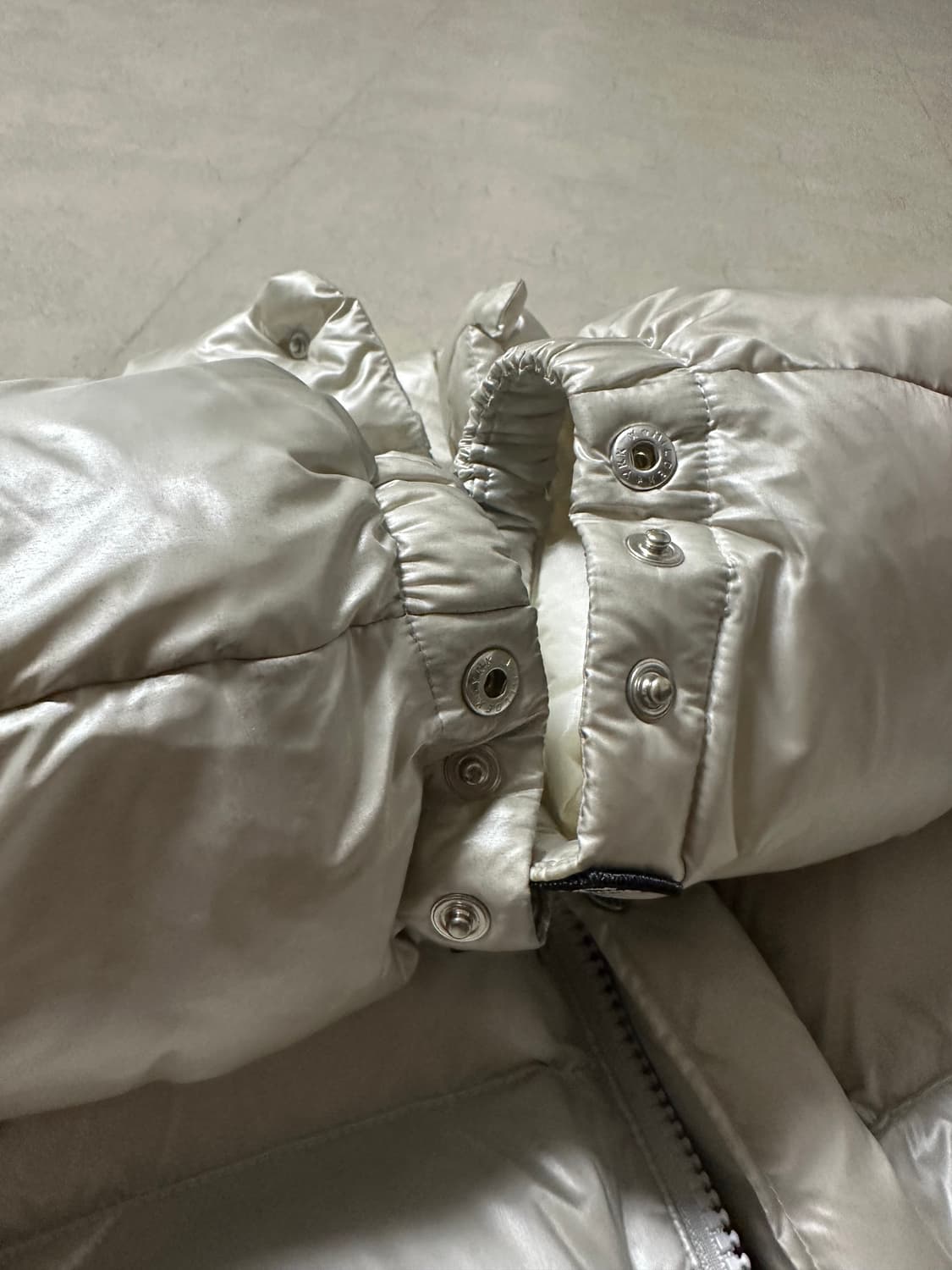 헤리티지플로스 패딩 21fw 크림색상 상품이미지9