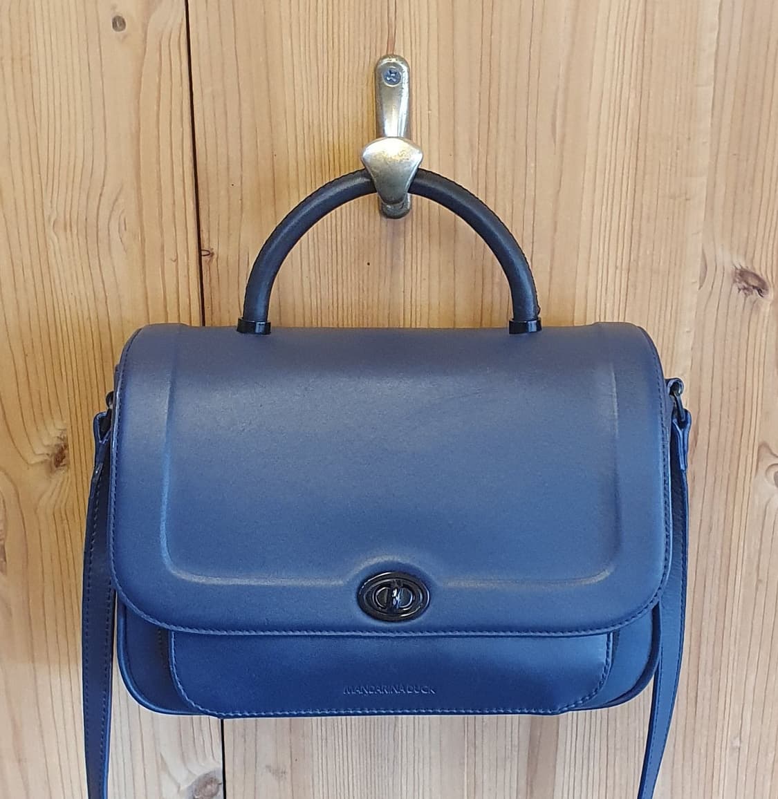 만다리나덕 레더 크로스백 상품이미지1