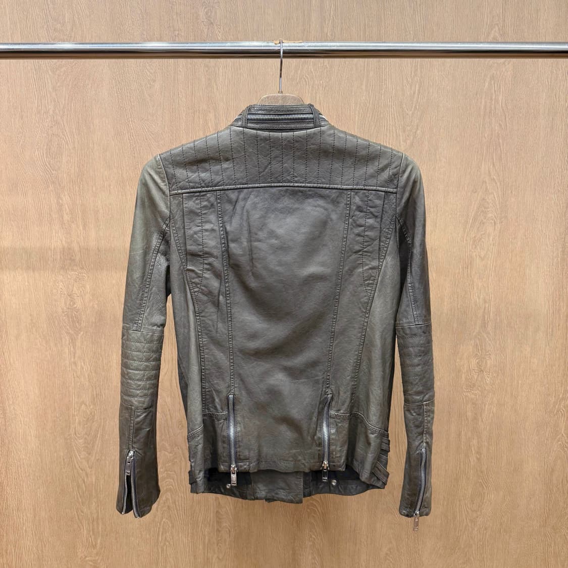 마쥬 양가죽 라이더 자켓 사선 지퍼 어깨 퀄팅 패턴 디테일 브라운 상품이미지3