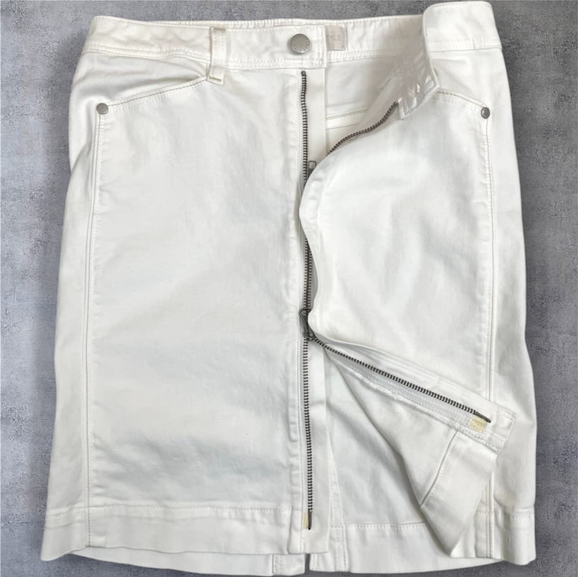 리바이스 레이디 스타일 화이트 하트포켓 데님 미니스커트 상품이미지2