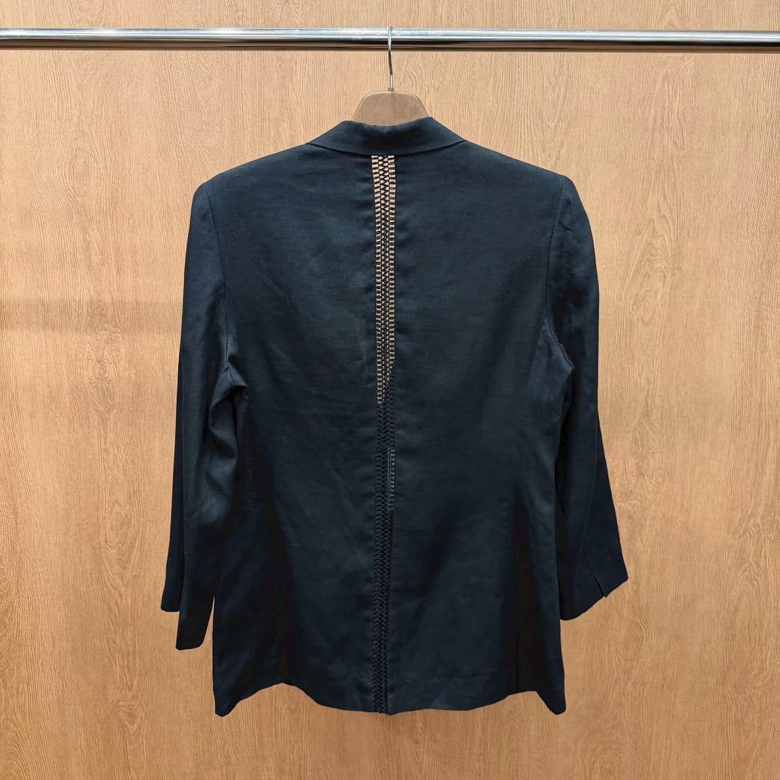 제니 자켓 테일러드 카라 백 오픈워크 니트 패널 디테일 레귤러핏 블랙 상품이미지3