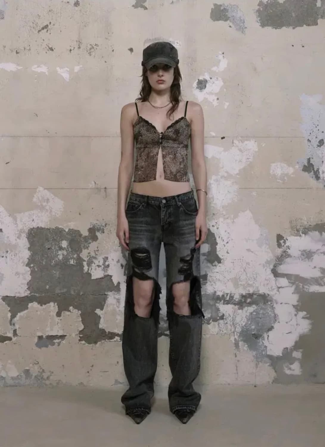 DISTRESSED DEEP GRAY JEANS 상품이미지1