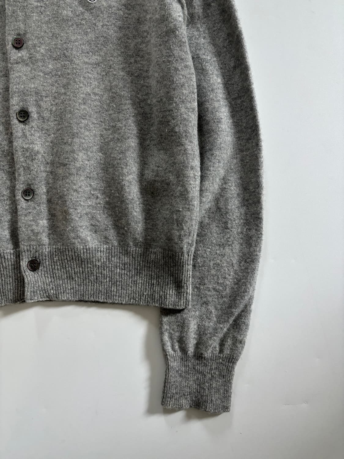 COMMEdesGARCONS 꼼데가르송 화이트와펜 그레이컬러 울 가디건 상품이미지3