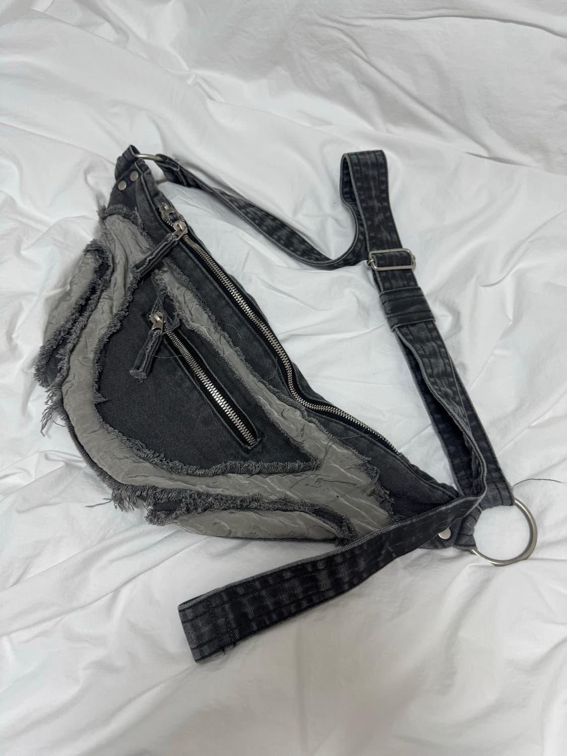 비슬로우 커브드 라인 바디백 상품이미지1