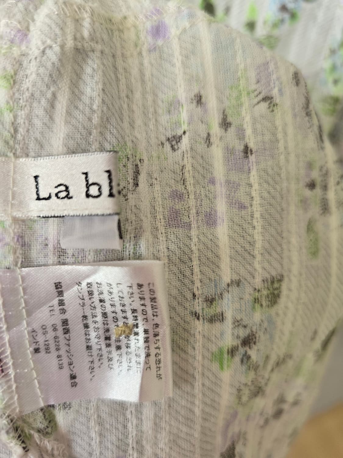 Le Blanc 화이트 스티치 플라워 셔링

블라우스 상품이미지5