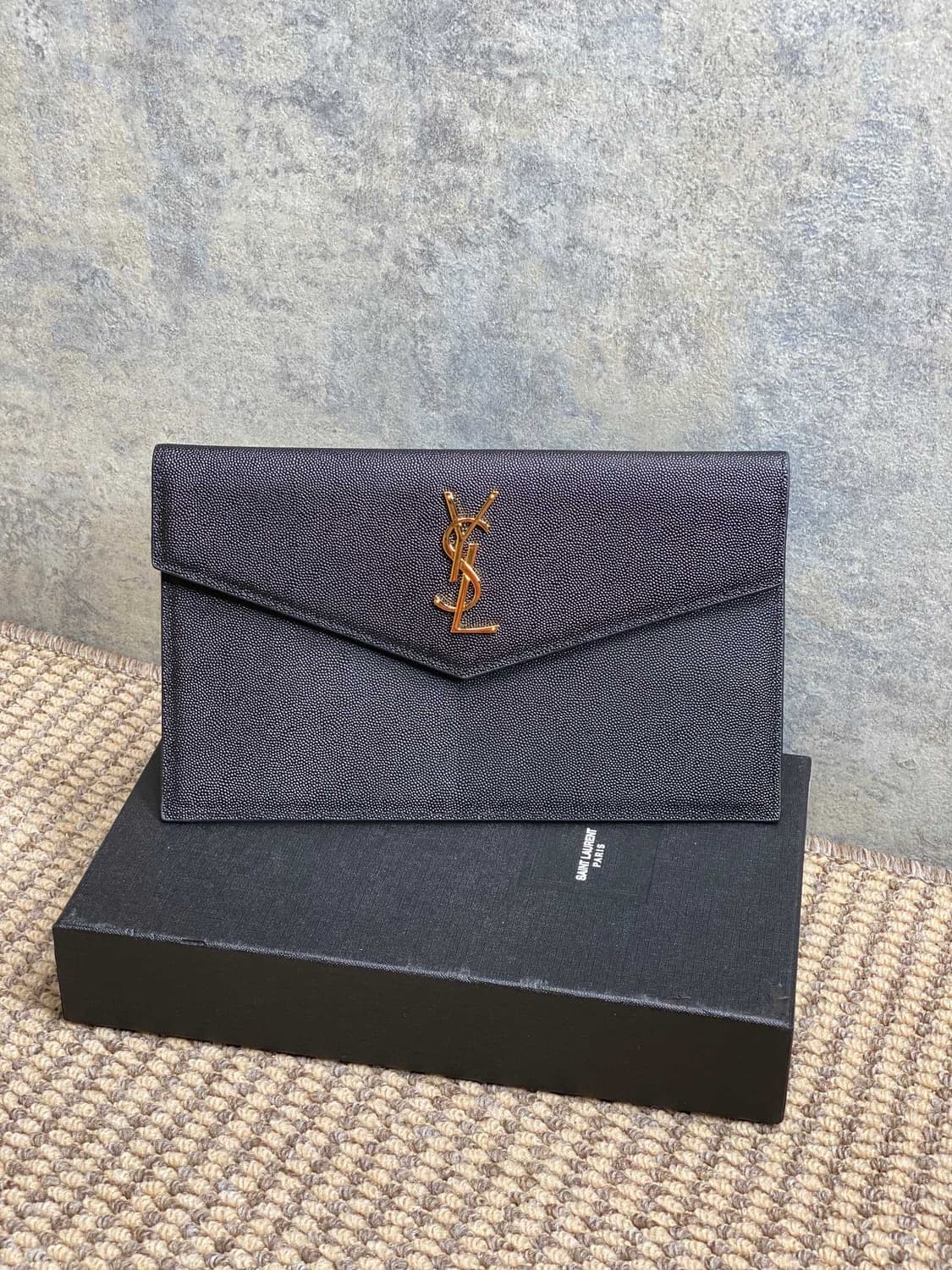 생로랑 565739 블랙 그랑 드 뿌드르 금장 업타운 클러치 상품이미지1