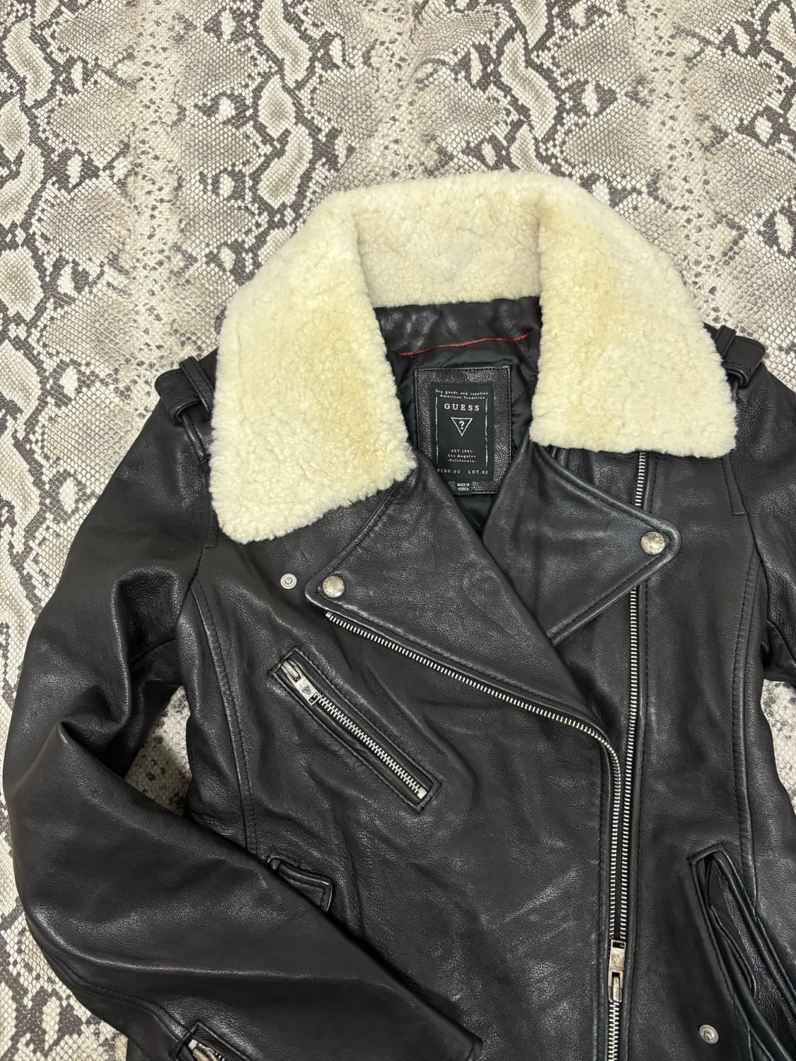 [GUESS] Sheep Fur&Leather Buckle Detail  상품이미지4