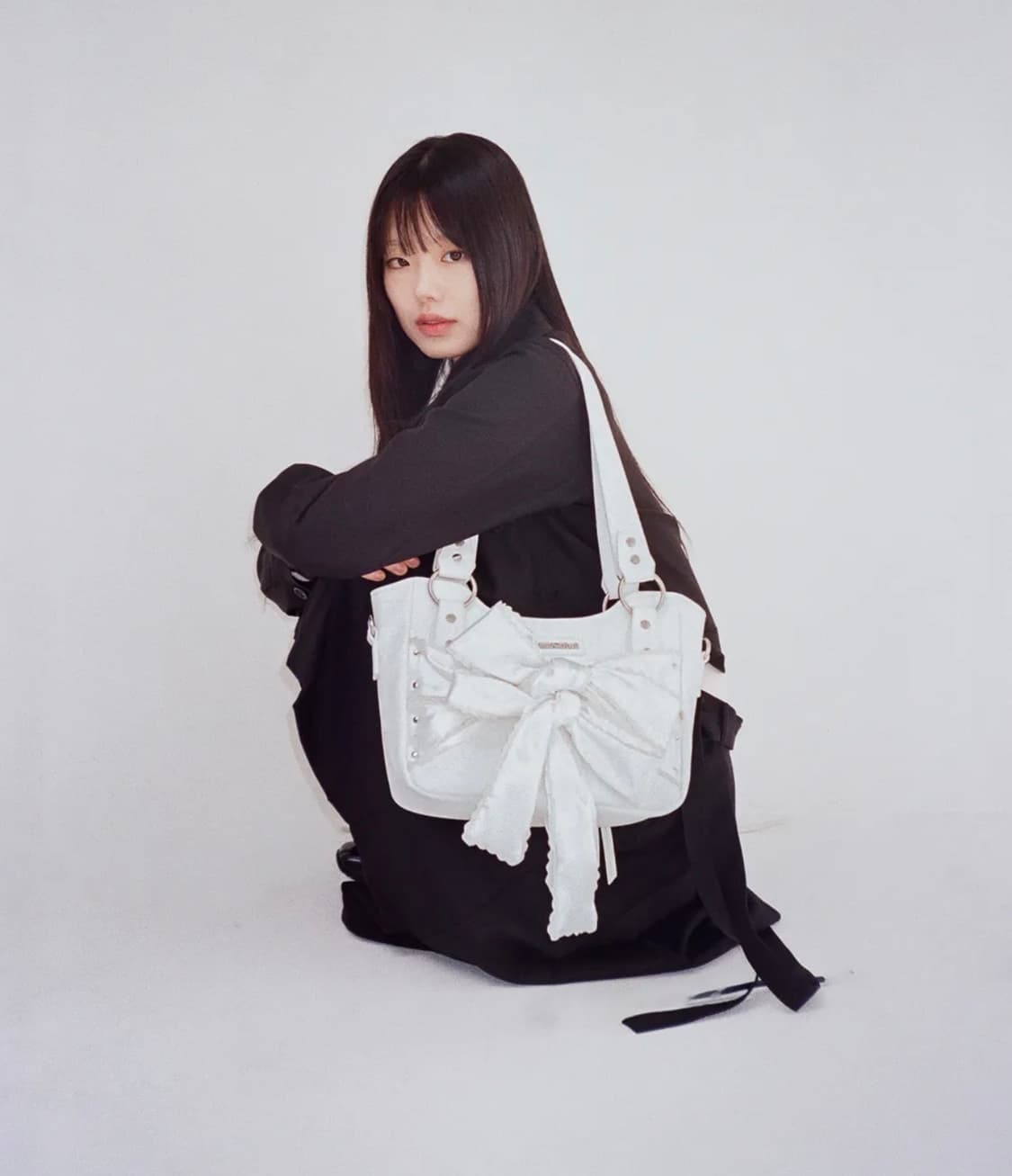 이우가마카라스 레이스 리본 레더 숄더백 상품이미지3