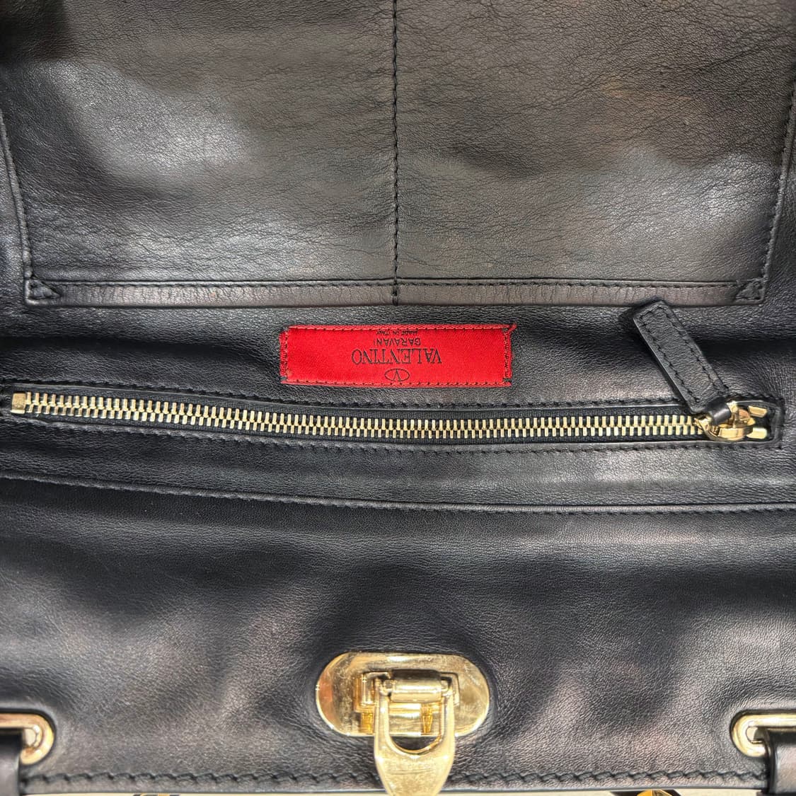 발렌티노 레더 토트백 골드 피라미드 스터드 숄더 스트랩 디테일 블랙 상품이미지7