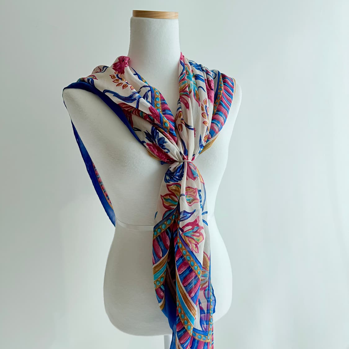 지방시 실크 100% 대형 숄 스카프 (Size 124*127) 상품이미지3