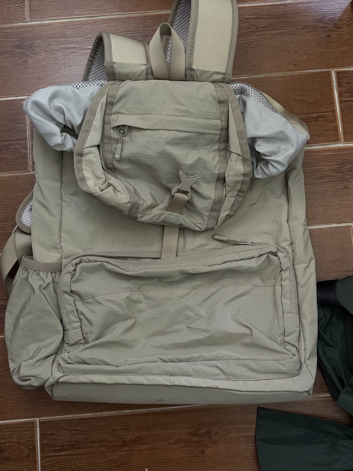 에잇세컨즈 스포티브 백팩 카키 상품이미지6