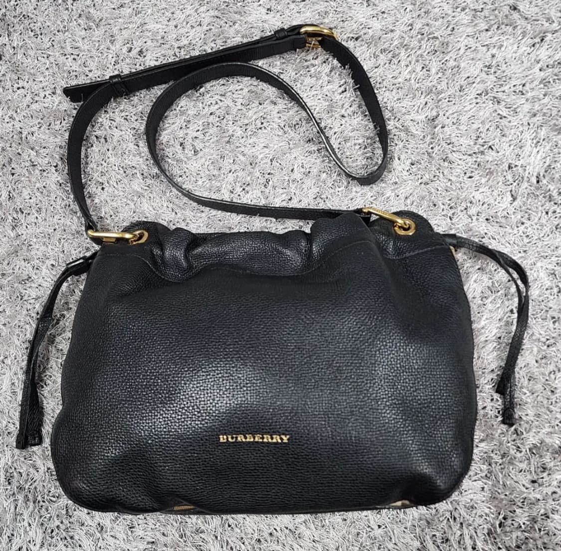 버버리 레더 크로스백 상품이미지1