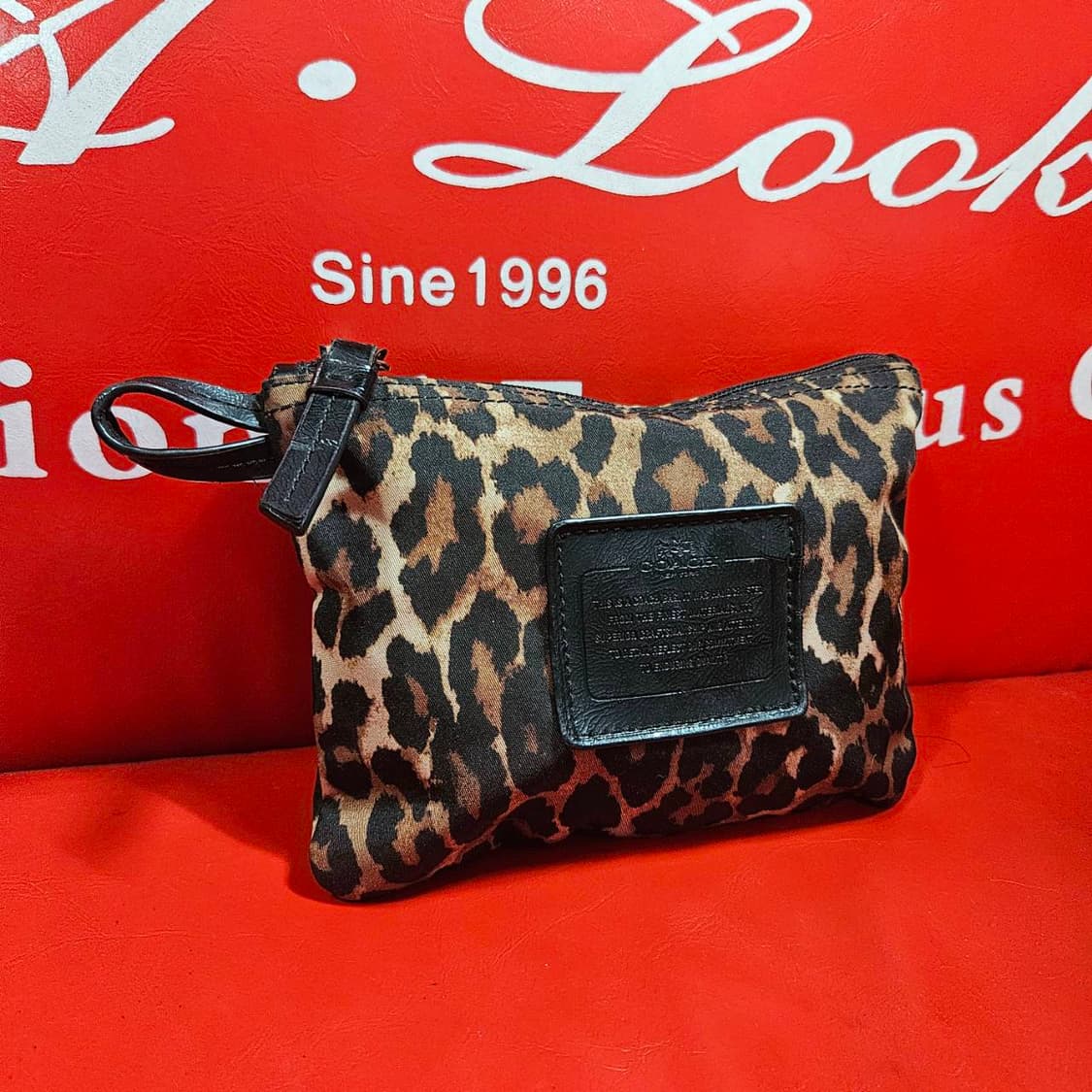 코치(COACH) 레오파드 핸들 파우치백 상품이미지2