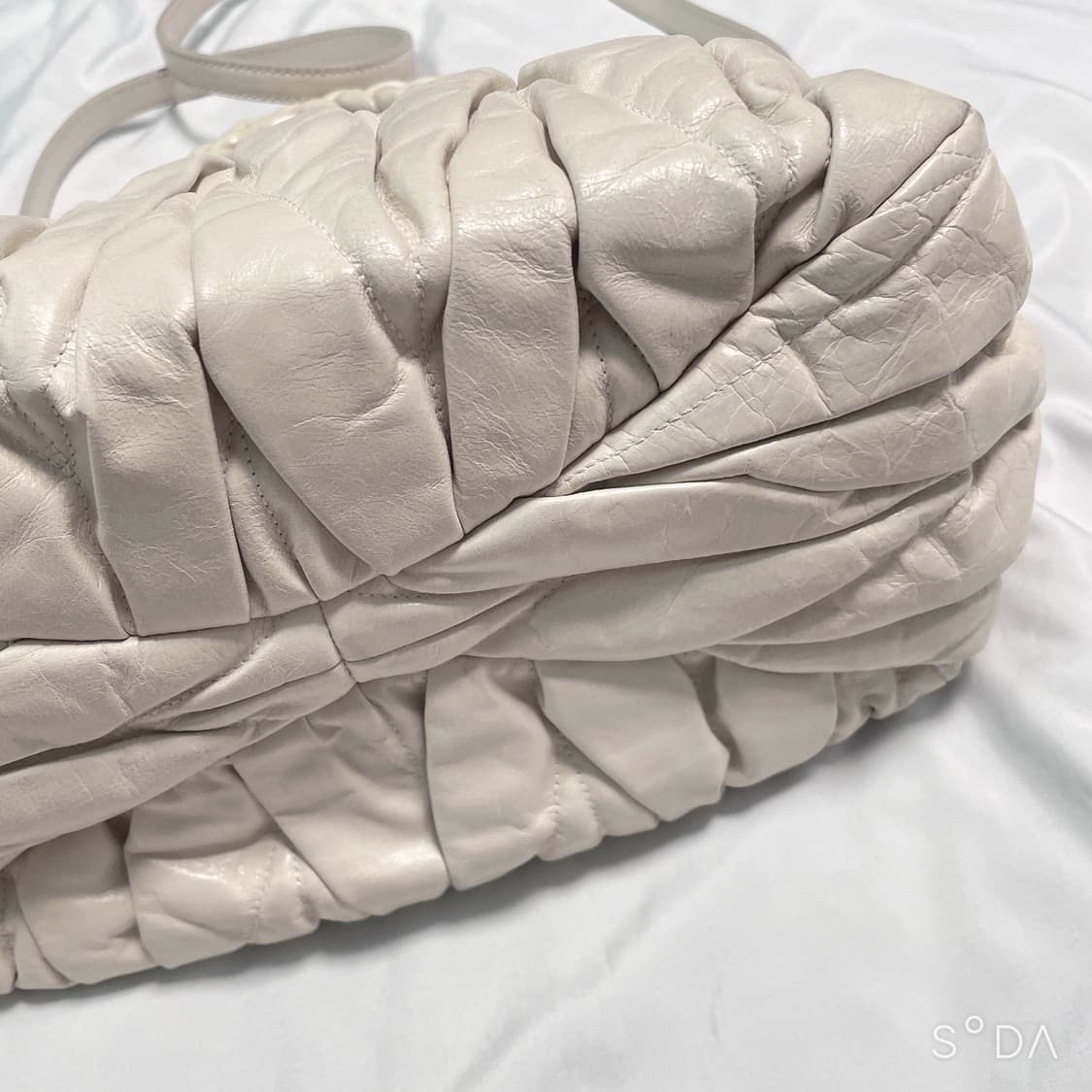 미우미우 아이보리 숄더백 상품이미지4