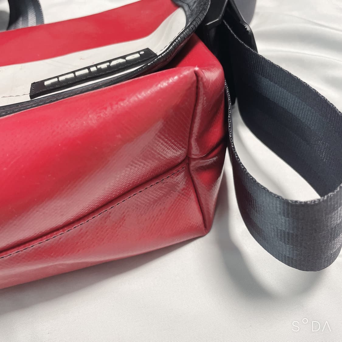 프라이탁 하파오 레드화이트 크로스백 상품이미지3