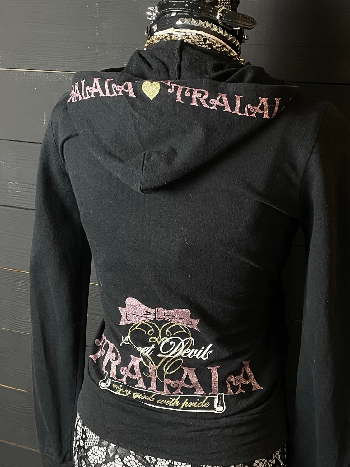 TRALALA 트랄랄라 갸루 핑크 레터링 블랙 후드집업 상품이미지6