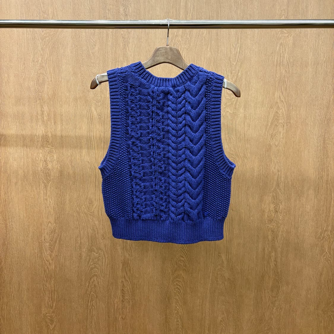 코스 니트 베스트 케이블 니팅 씨드 스티치 골지 마감 디테일 블루 상품이미지3