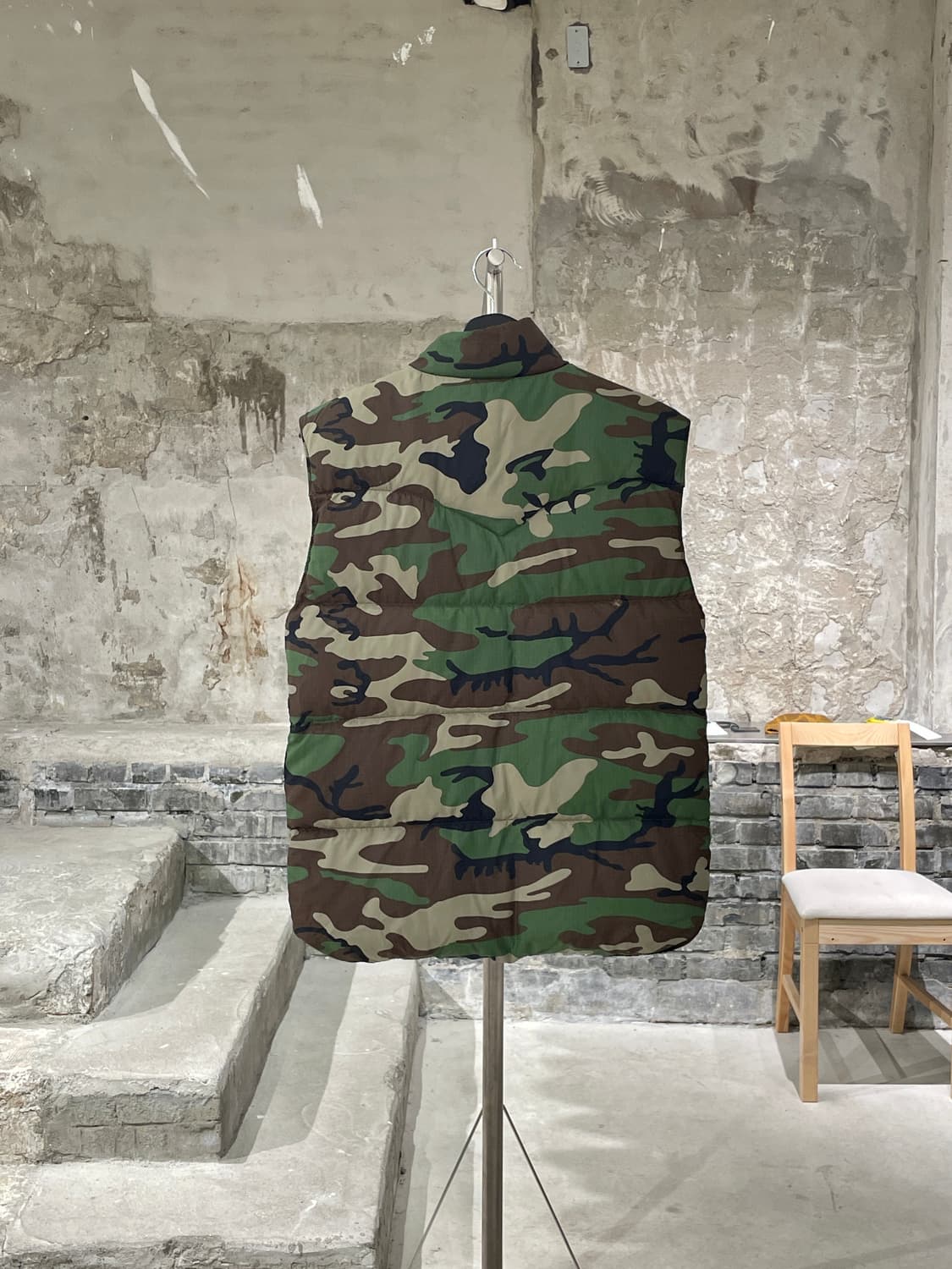 데님 앤 서플라이 랄프로렌 블랙 앤 카모 리버시블 덕 다운 베스트 상품이미지8