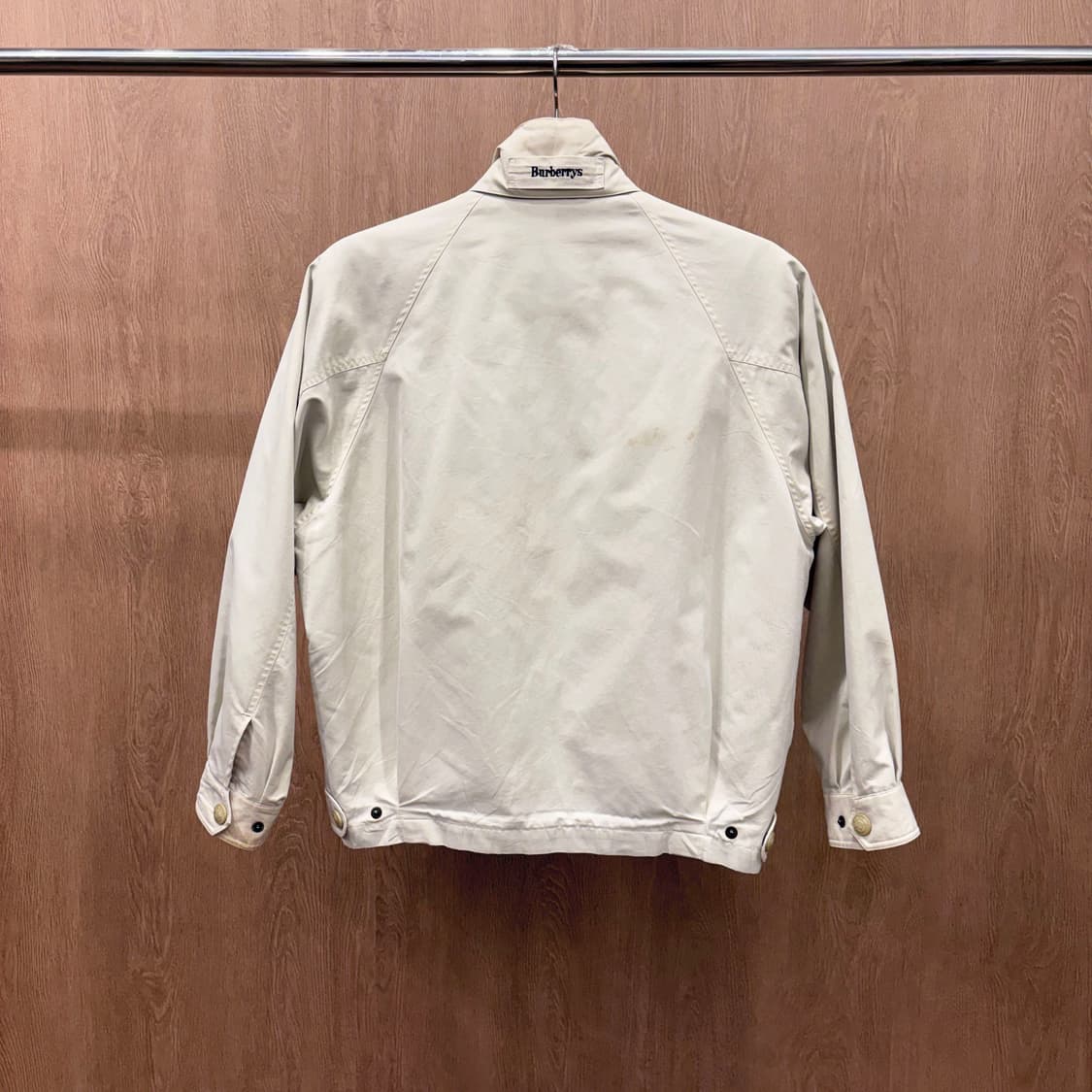 버버리 코튼 블루종 플랩 포켓 커프스 조절 버튼 티데일 스톤 베이지 상품이미지3