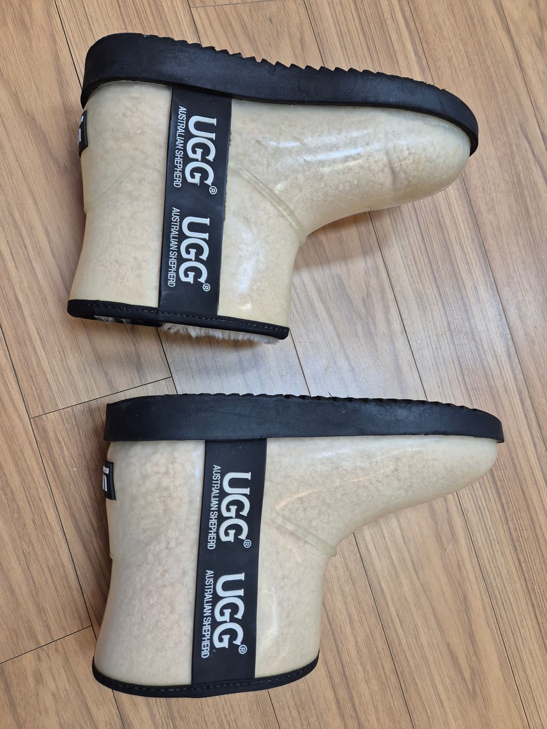 투명한 디자인이 매력적인 UGG 클리어 부츠입니다. EU37 사이즈로,  상품이미지6