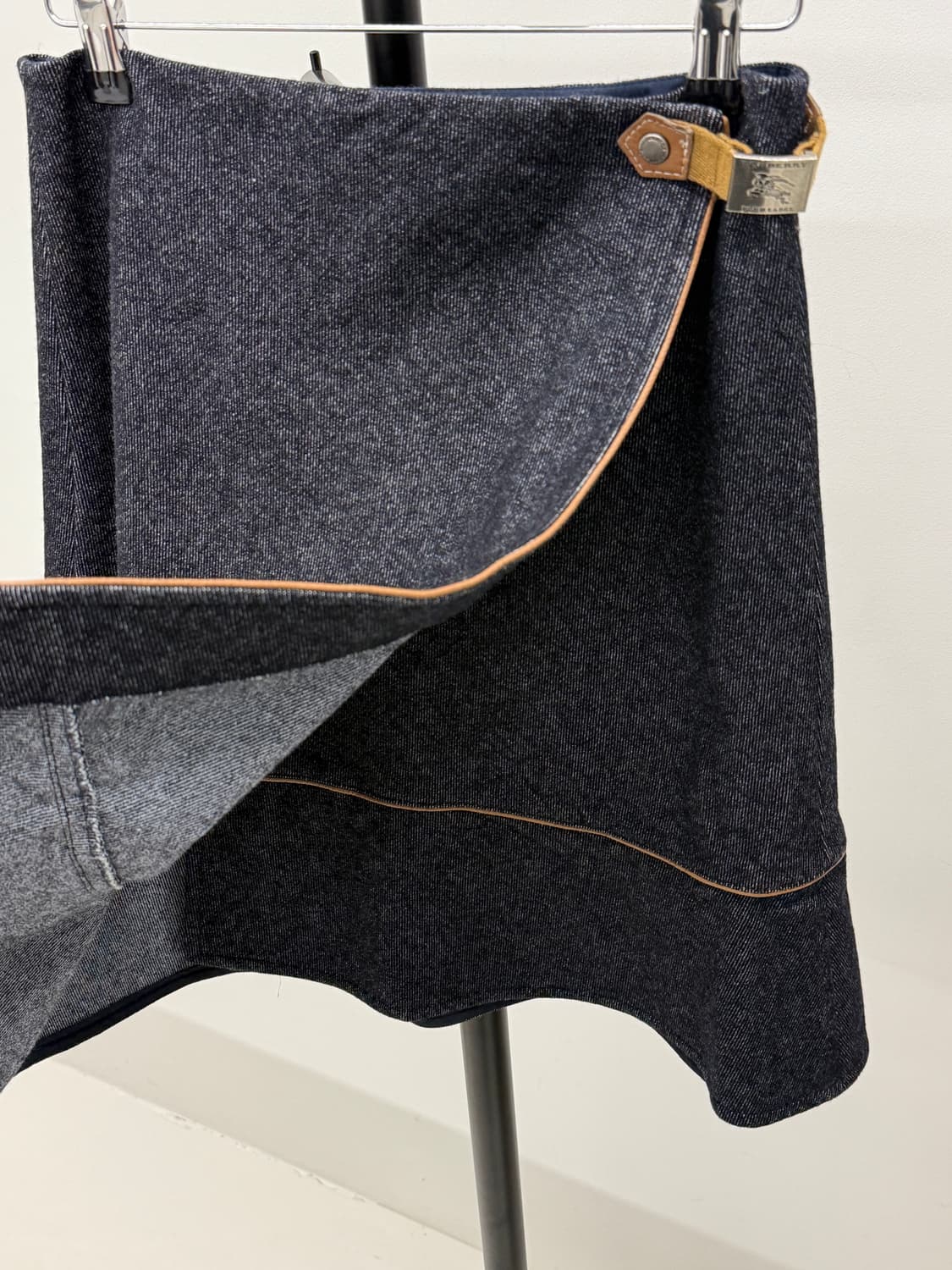 BURBERRY 버버리 블루라벨 데님 미디랩스커트 36 상품이미지2