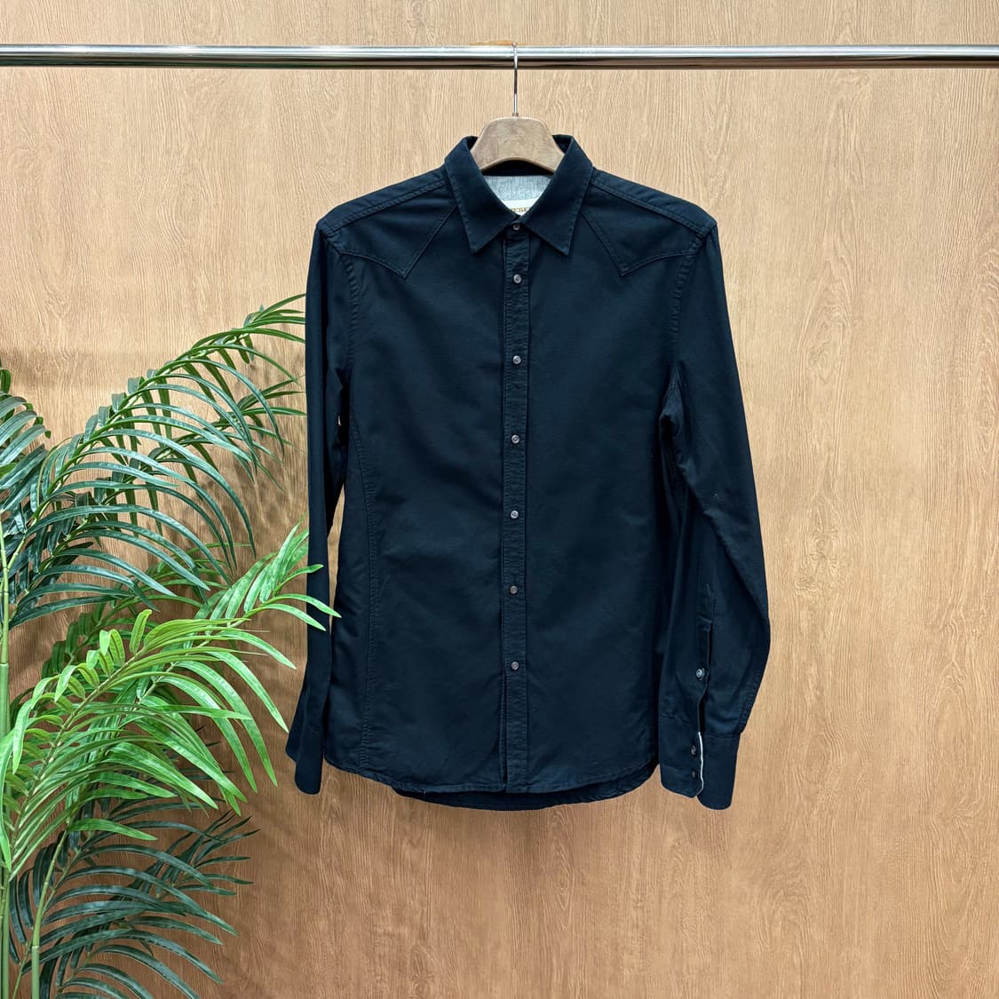 디젤 코튼 긴팔 셔츠 클래식 카라 요크 절개 미니 로고 자수 디테일 블랙 상품이미지1