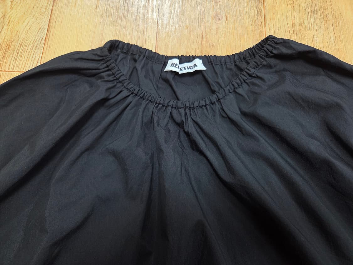 헬베티카(HELVETICA) 셔링 퍼프소매 블라우스 프리사이즈 새상품 상품이미지2