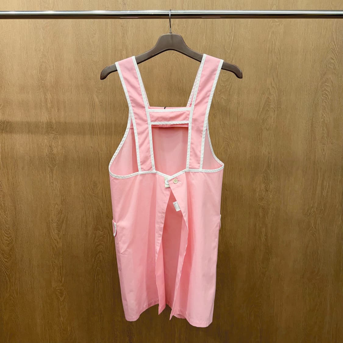 꾸레쥬 슬리브리스 에이프런 미디 원피스 로고 자수 플랩 포켓 디테일 핑크 상품이미지3