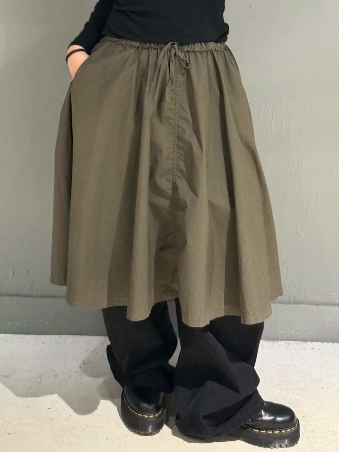 khaki flare-fit midi skirt 상품이미지3