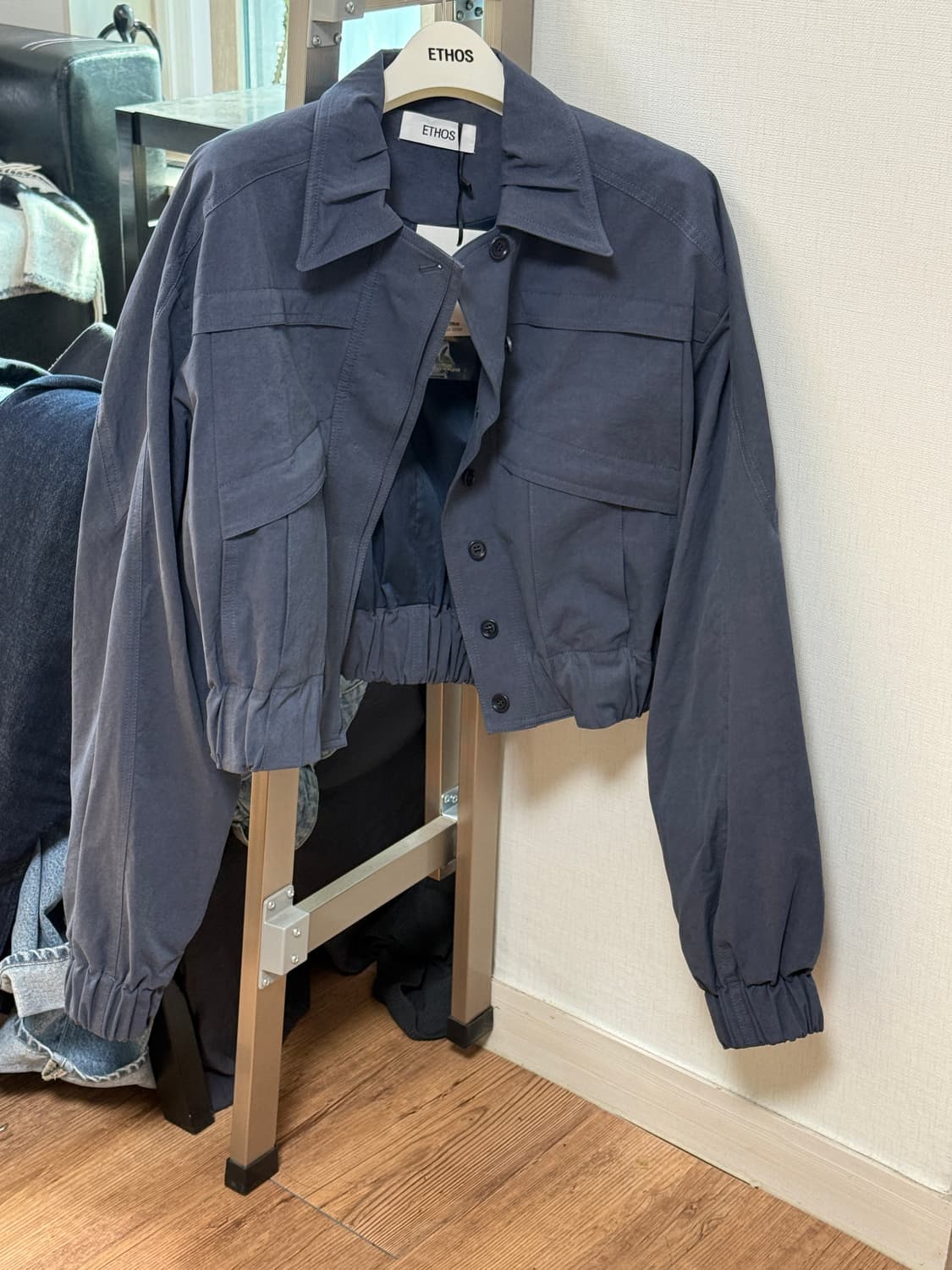 새상품) ETHOS 에토스 크롭 자켓 네이비 상품이미지1