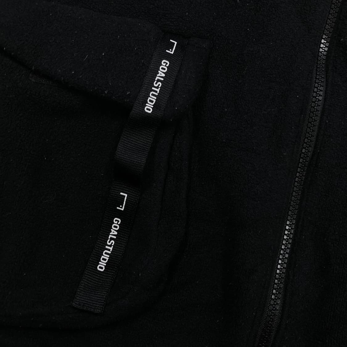 골스튜디오 블랙 컬러 스몰 로고 플리스 베스트 상품이미지3