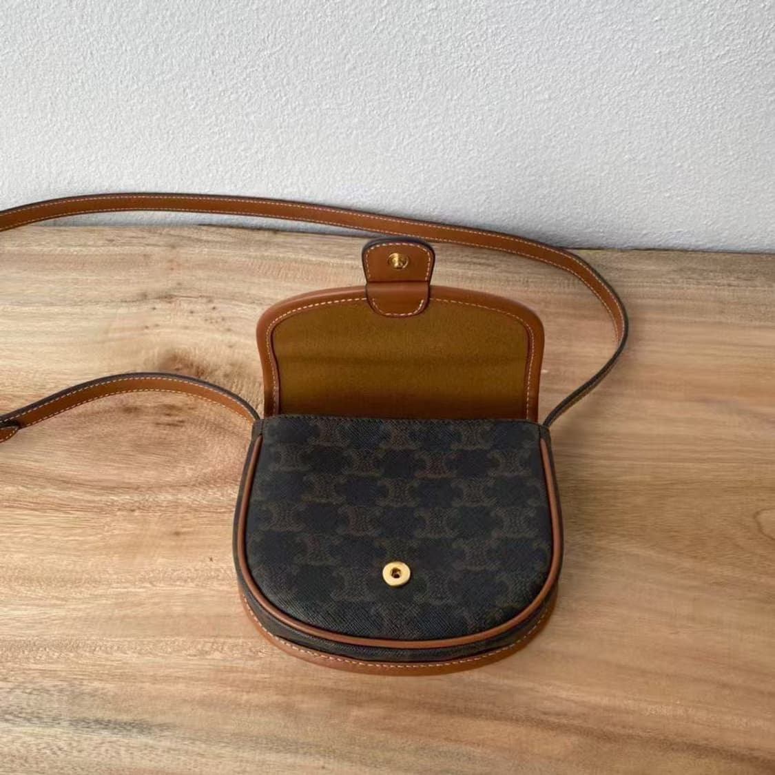 셀린느 트리옹프 캔버스 & 카프스킨 미니 베사체 탄 196702BZJ-0 상품이미지4